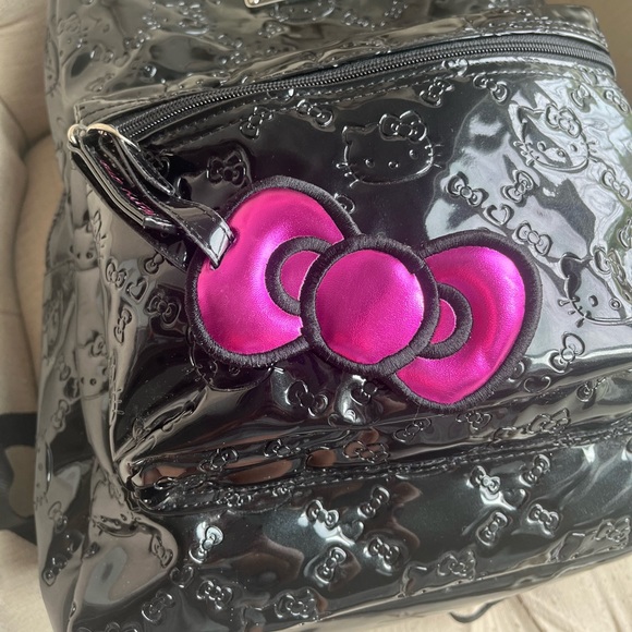 Hello Kitty Black patent leather backpack with added keychain - Picture 4 of 12